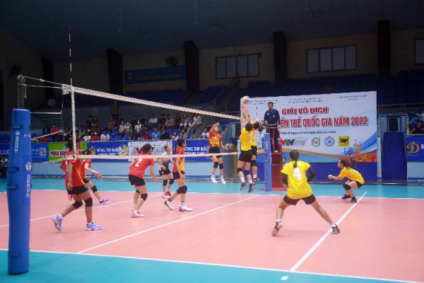 Trận đấu giữa đội nữ chủ nhà Đắk Lắk (áo đỏ) gặp đội nữ Thái Nguyên (áo vàng)