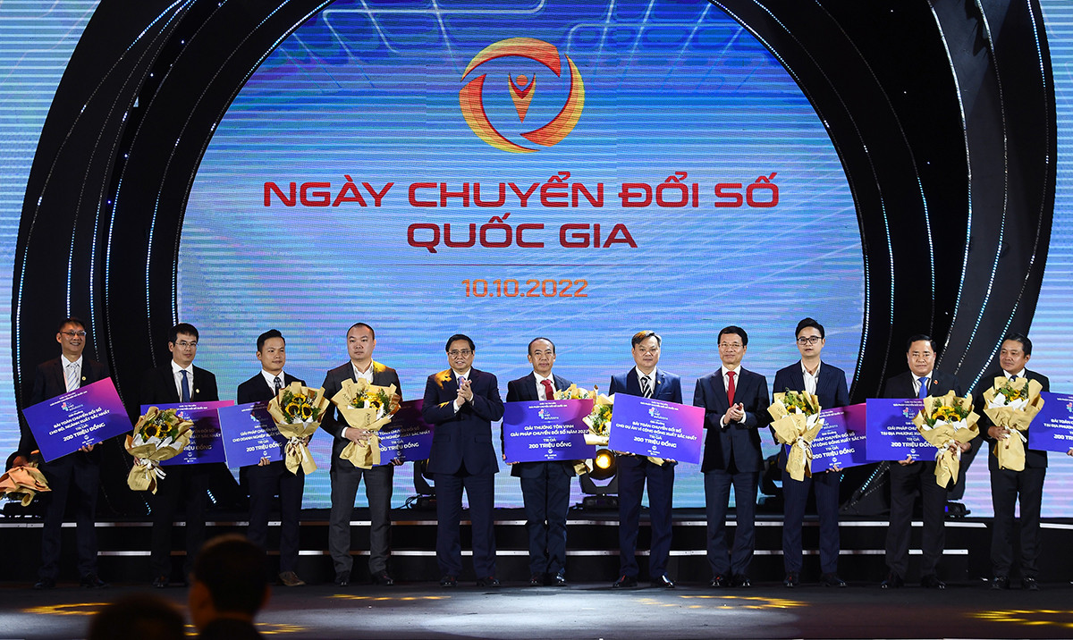 Thủ tướng Phạm Minh Chính và Bộ trưởng Bộ TT&TT Nguyễn Mạnh Hùng trao giải cho các doanh nghiệp và cá nhân được giải thưởng Viet Solutions. 