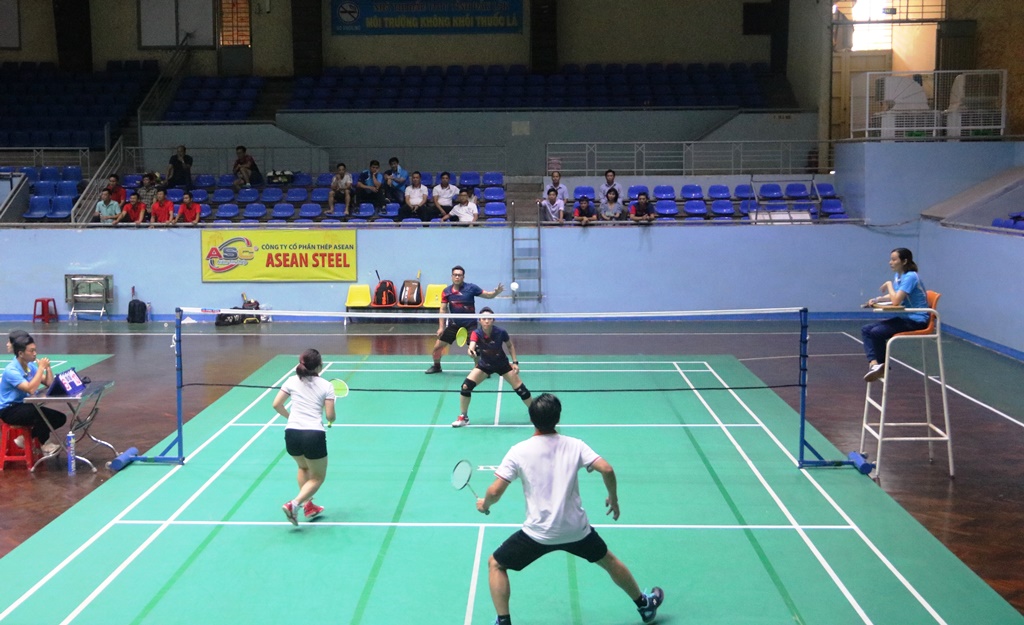 Một trận đấu ở nội dung đôi nam - nữ môn cầu lông giữa Văn phòng UBND tỉnh và cặp vận động viên đến từ huyện Ea H’leo.