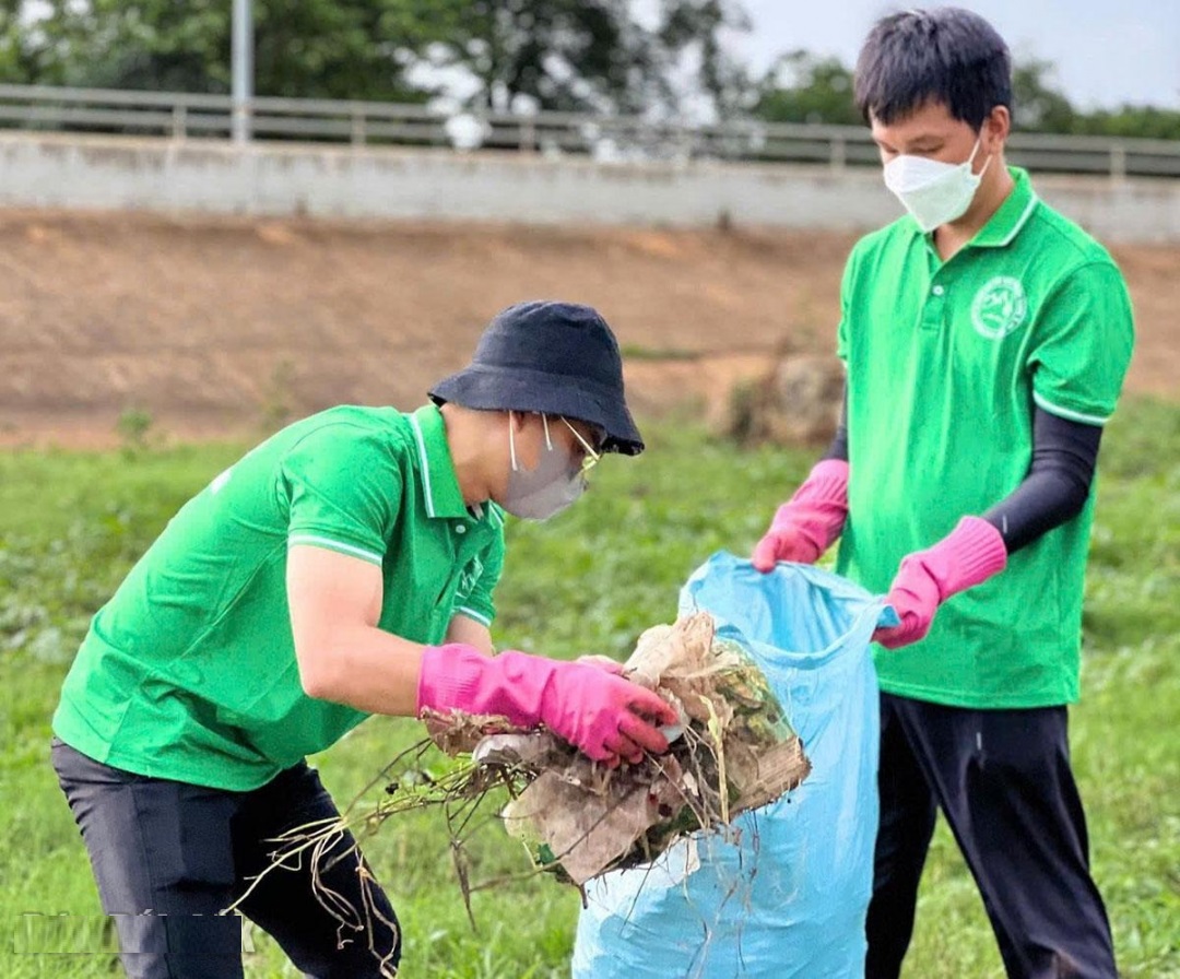 Tình nguyện viên thu gom rác thải ở hồ Ea Kao (TP. Buôn Ma Thuột).