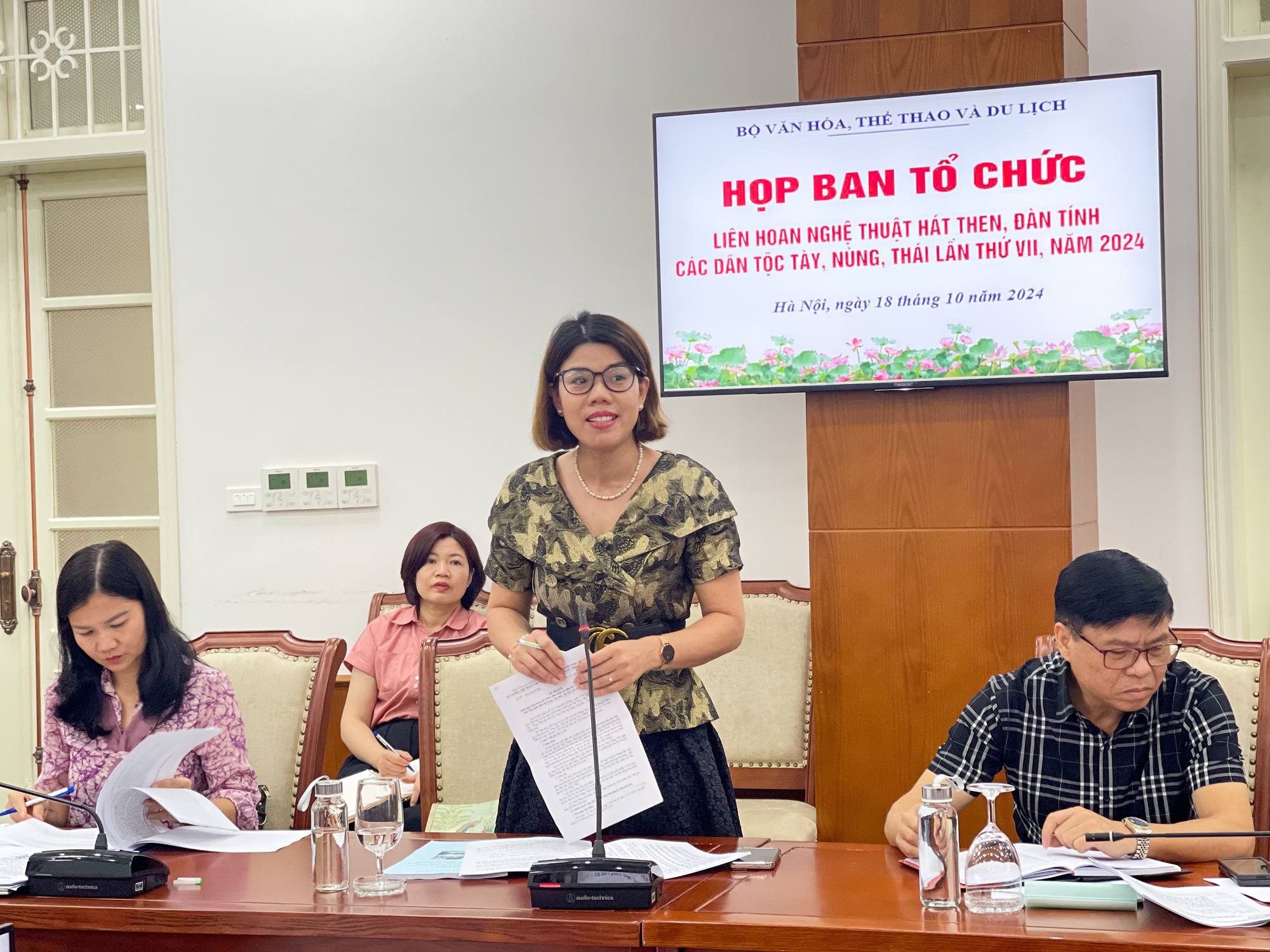 Đại biểu tham luân tại cuộc họp