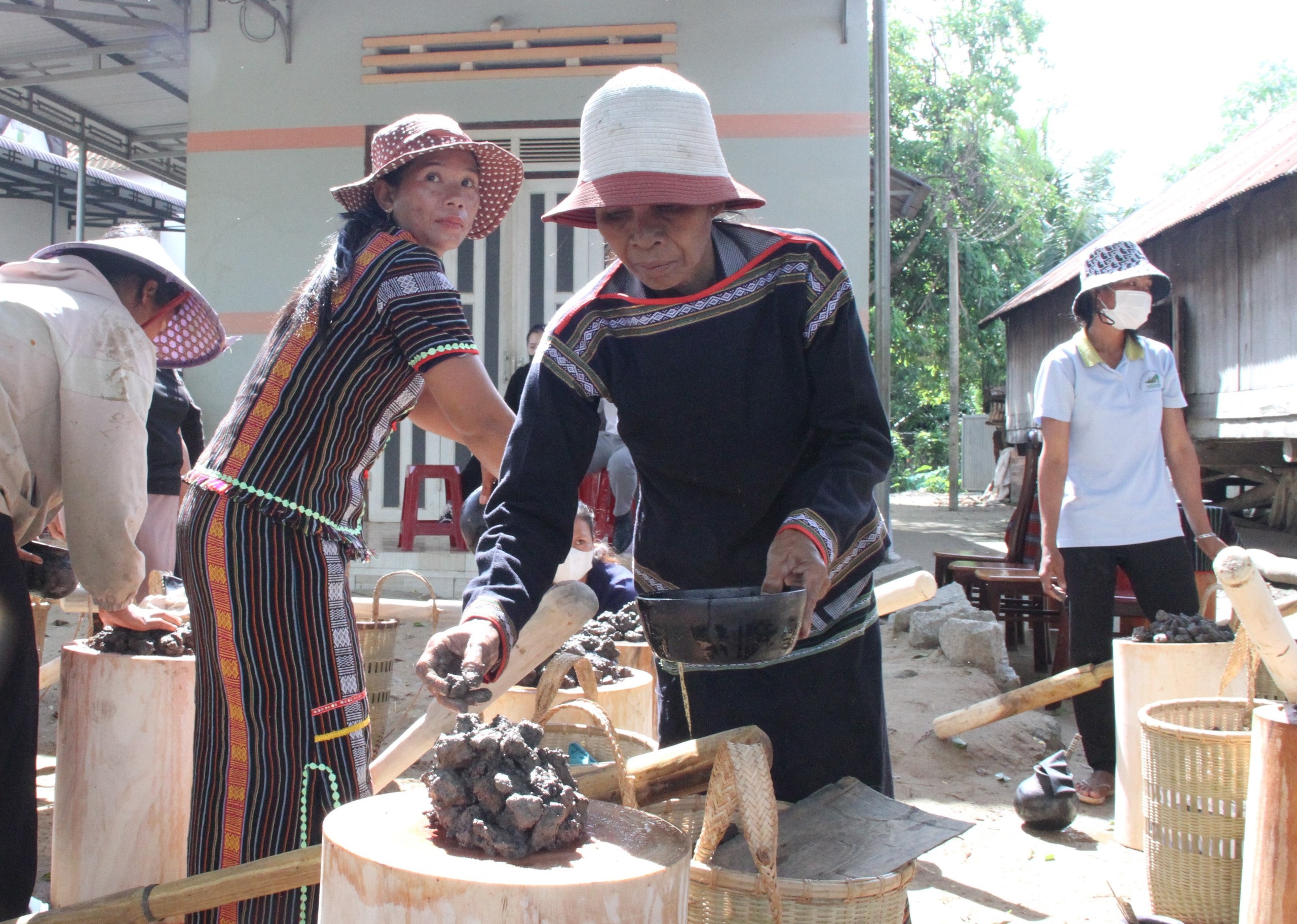 Thao tác “trích” đất trong quá trình làm gốm của người M’Nông.