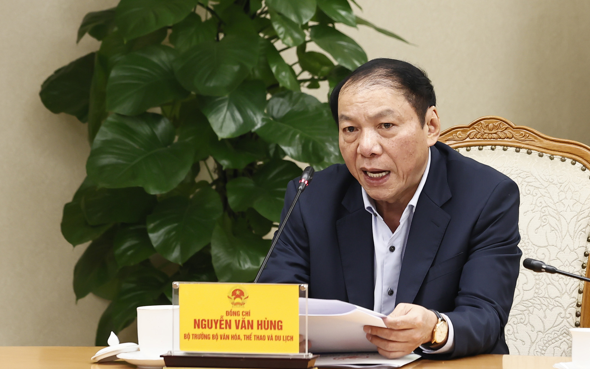 Bộ trưởng Bộ VHTTDL Nguyễn Văn Hùng phát biểu tại cuộc họp.