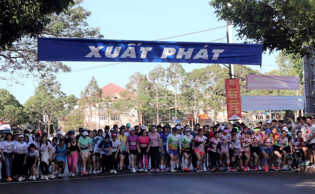 Giải Việt dã tỉnh Đắk Lắk lần thứ 41 thu hút đông đảo vận động viên tham dự.