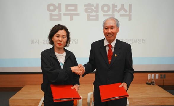 Bà Seol Miyoung - Chủ tịch Hội đồng Du lịch và Hội nghị thành phố Goyang, tỉnh Gyeonggi (Hàn Quốc) và ông Thái Hồng Hà - Giám đốc Sở Văn hóa, Thể thao và Du lịch tỉnh Đắk Lắk