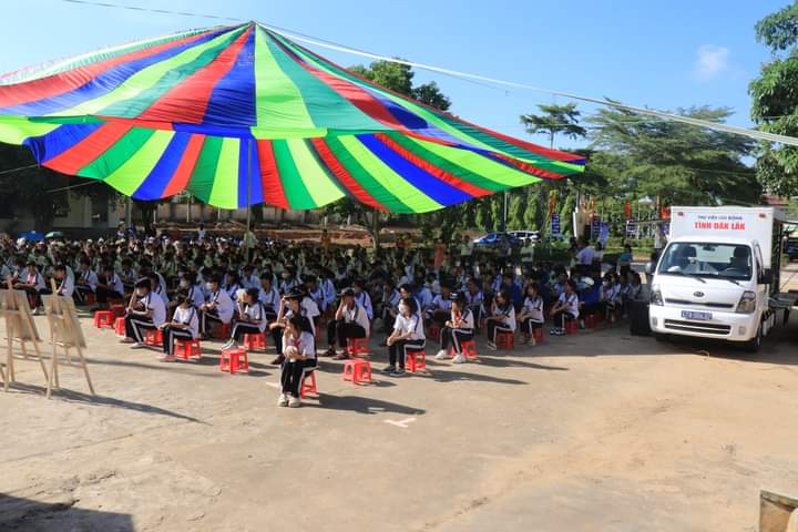 Chương trình Thư viện lưu động "Ánh sáng tri thức" hưởng ứng Ngày sách và Văn hóa đọc Việt Nam lần thứ 3 năm 2024 tổ chức trên địa bàn huyện Ea Kar