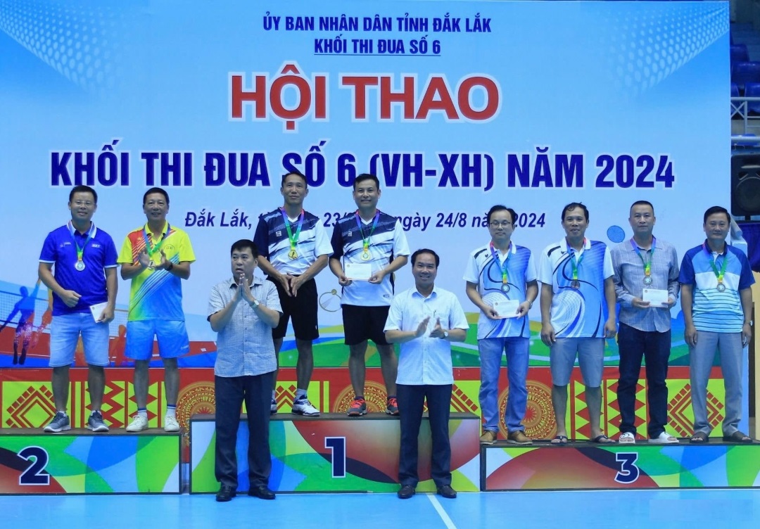 Ban Tổ chức trao giải cho các đơn vị đạt giải