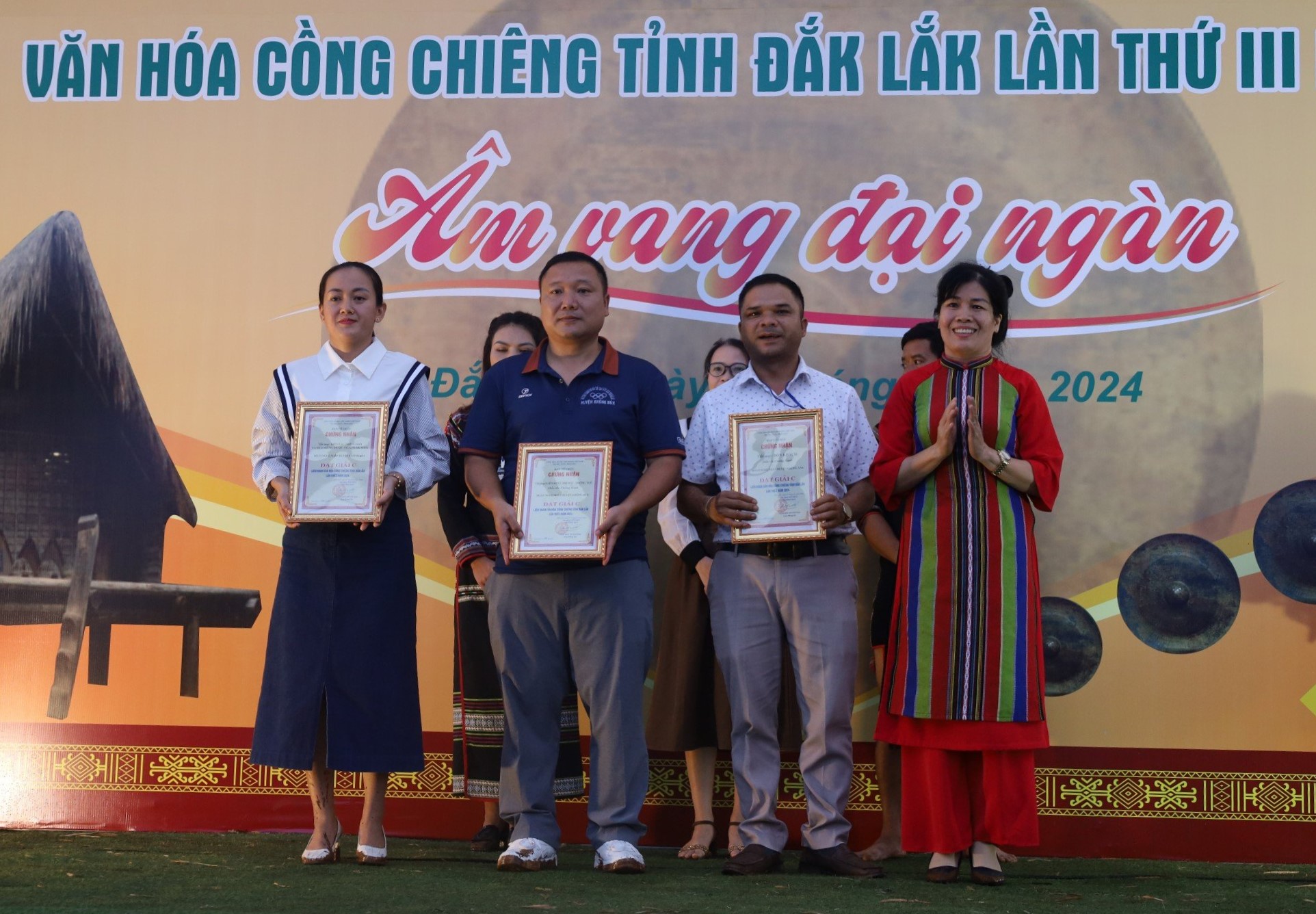 hó Giám đốc Sở Văn hóa, Thể thao và Du lịch Nguyễn Thụy Phương Hiếu trao giải cho các đơn vị xuất sắc ở nội dung “Diễn tấu Bài cồng chiêng truyền thống với bộ cồng chiêng đồng”.