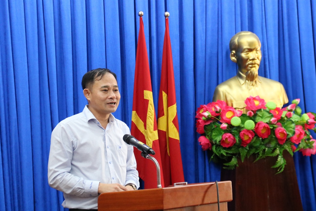 Đại diện lãnh đạo Sở Văn hóa, Thể thao và Dụ lịch trình bày chuyên đề “Xây dựng chính quyền số, công dân số; cơ hội, thách thức và thực tiễn tại Đắk Lắk”.