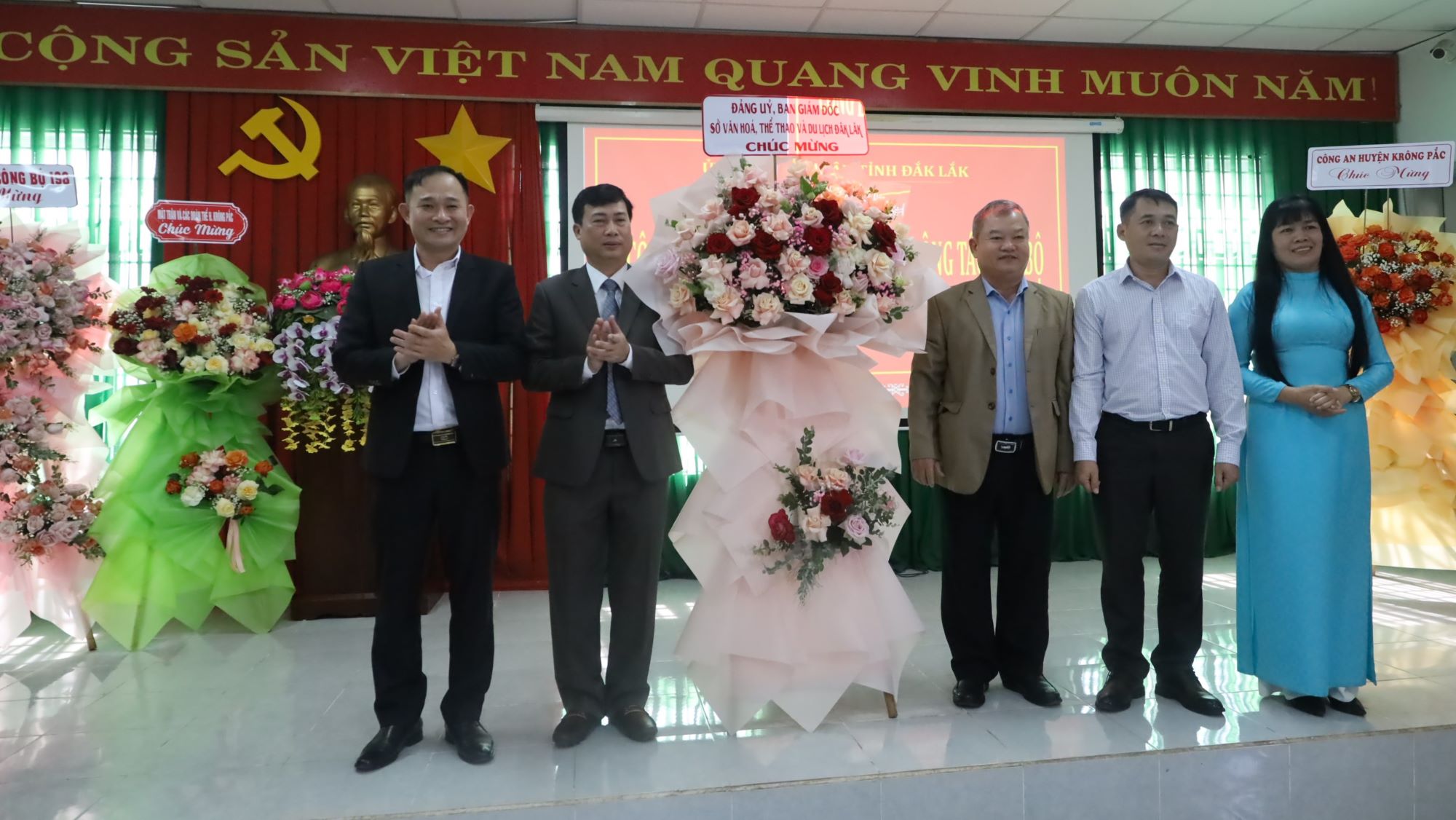 Các đồng chí lãnh đạo Sở Văn hóa, Thể thao và Du lịch tặng hoa chúc mừng đồng chí Trần Hồng Tiến.