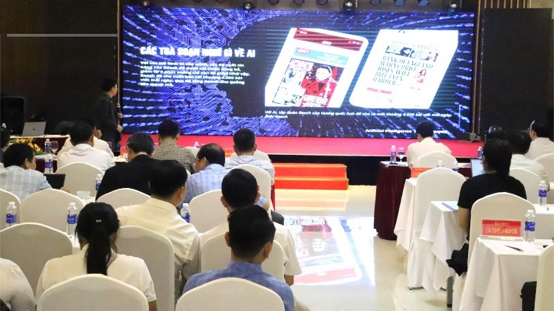 Các học viên tiếp thu kiến thức về ứng dụng trí tuệ nhân tạo (AI) trong công tác tuyên truyền, thông tin đối ngoại.