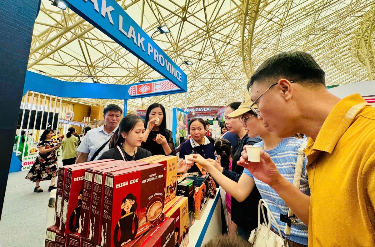 Phục vụ đồ uống miễn phí như ca cao, cà phê... cho khách tham quan gian hàng tỉnh Đắk Lắk