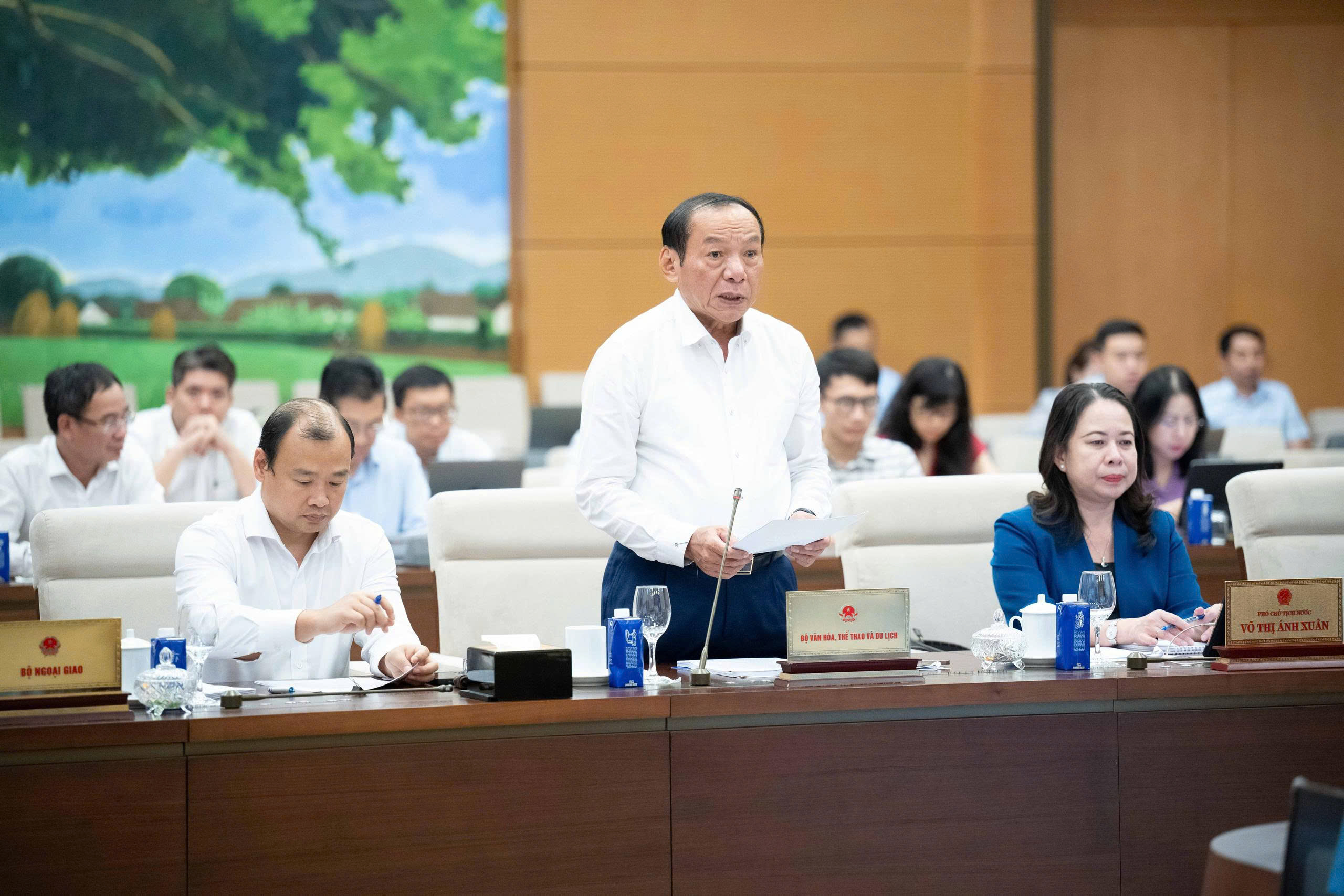 Bộ trưởng Bộ VHTTDL Nguyễn Văn Hùng trình bày một số nội dung cơ bản của dự thảo Luật Báo chí (sửa đổi) tại phiên họp thứ 50 của Ủy ban Thường vụ Quốc hội.
