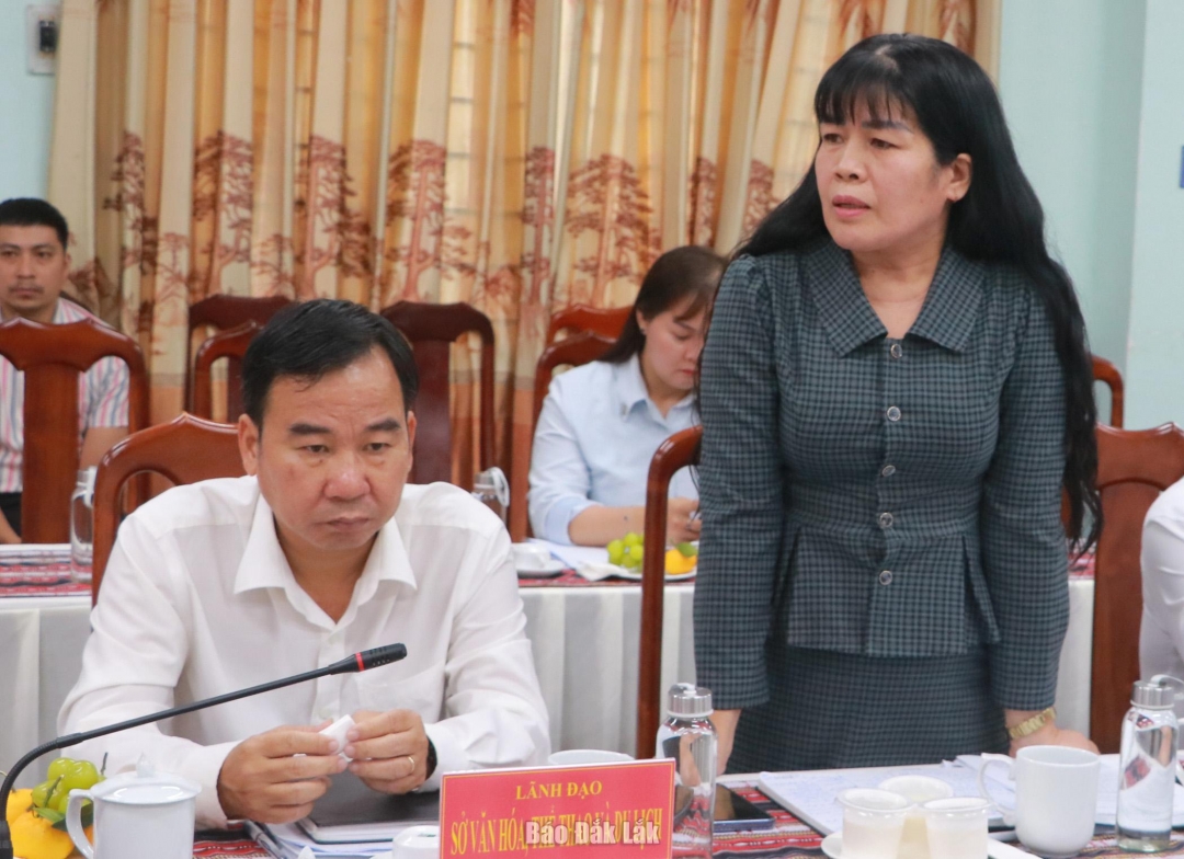 Phó Giám đốc Sở VH-TT&DL Đắk Lắk Nguyễn Thụy Phương Hiếu phát biểu ý kiến tại buổi làm việc.