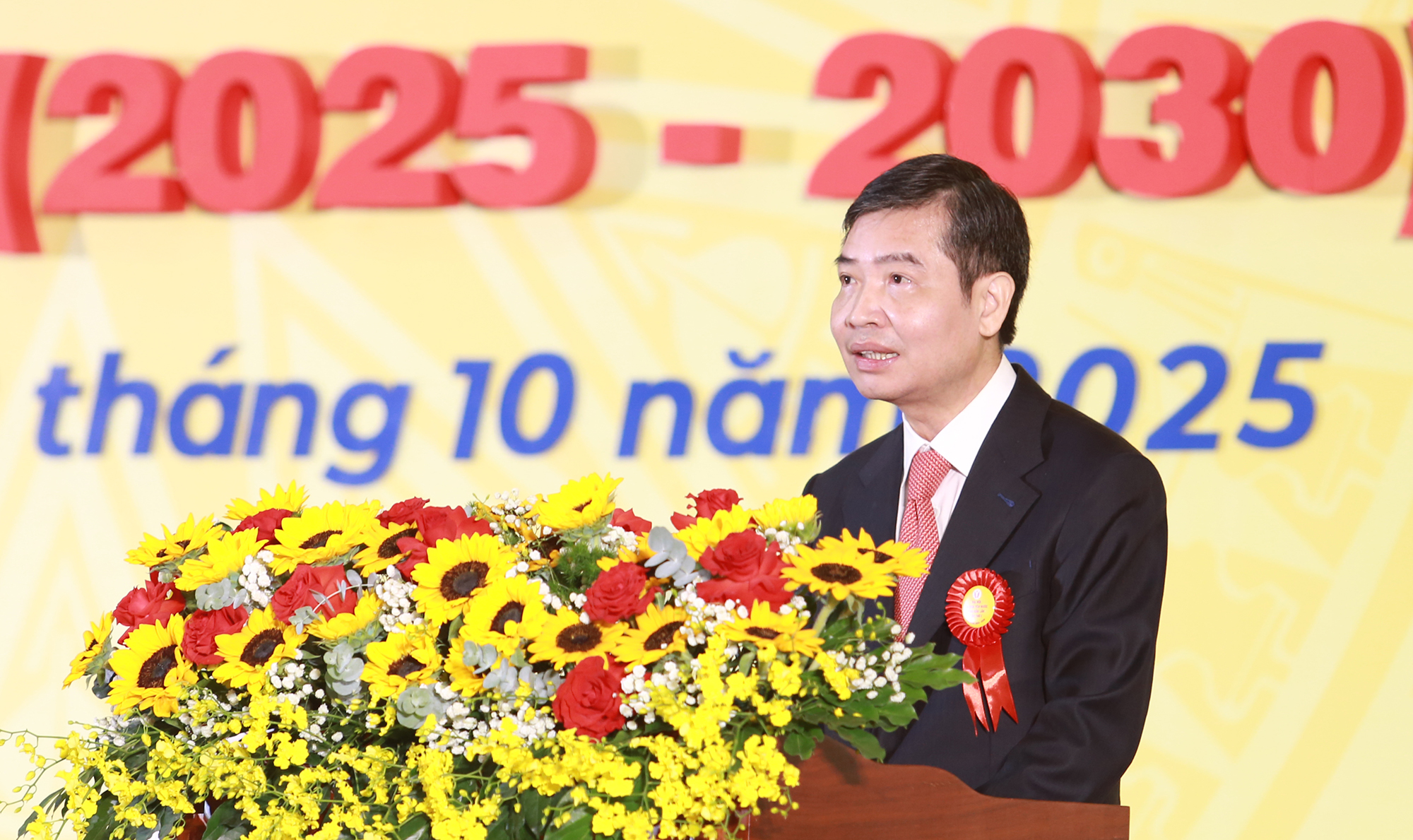 Đồng chí Tạ Anh Tuấn - Phó Bí thư Tỉnh ủy, Chủ tịch UBND tỉnh phát biểu khai mạc Đại hội.