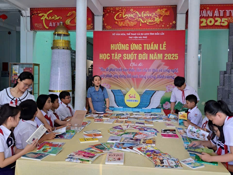 Cán bộ thư viện hướng dẫn kĩ năng đọc sách