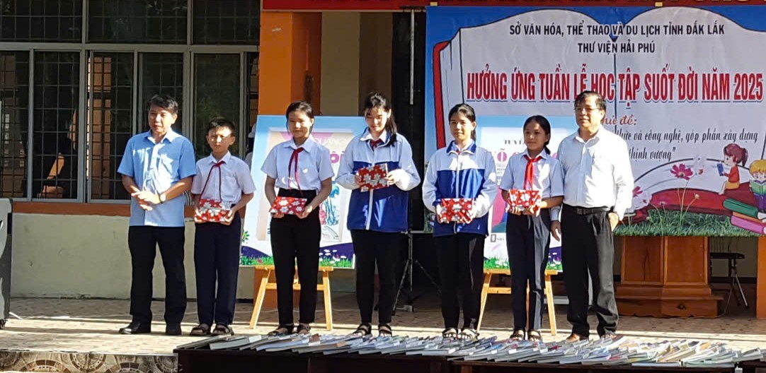 Thư viện Hải Phú biểu dương và trao quà khuyến đọc cho các em học sinh