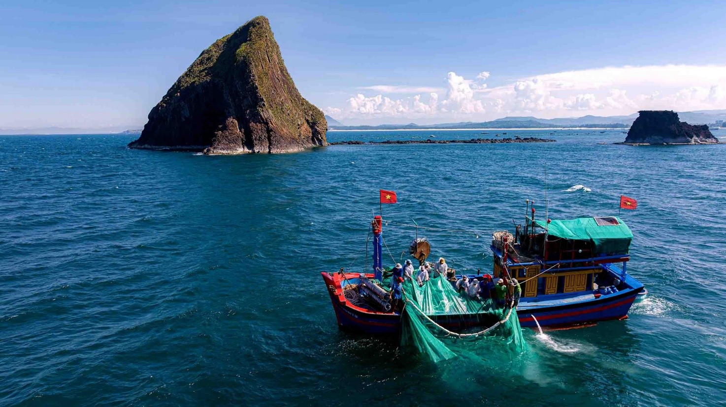 Ngư dân Đắk Lắk đánh bắt hải sản gần đảo Hòn Yến - Ảnh Hoàng Lê