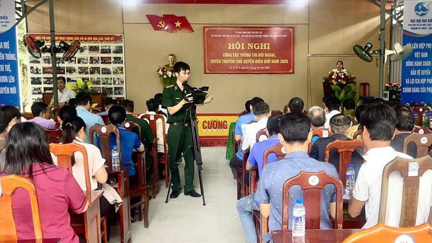 Các đại biểu dự hội nghị tập huấn ông tác thông đối ngoại, tuyên truyền chủ quyền biên giới tại xã Ia R’vê