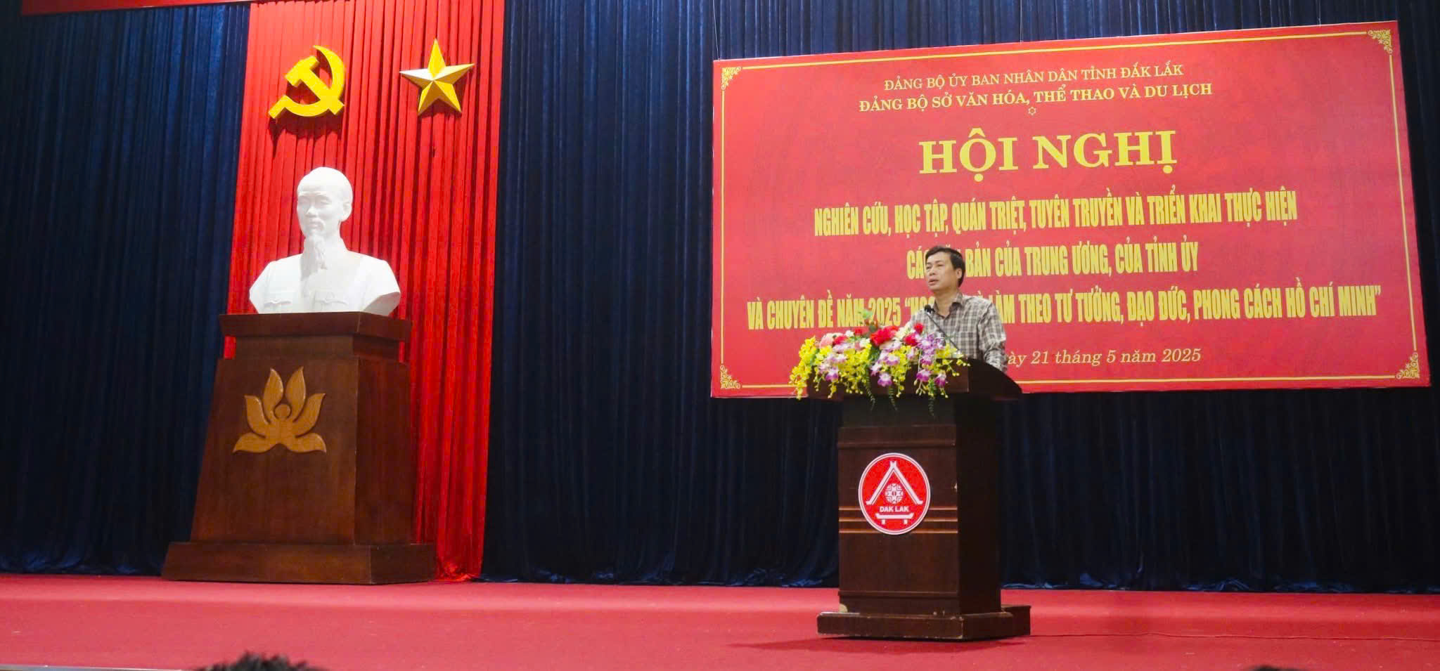 Đồng chí Trần Hồng Tiến, Tỉnh ủy viên, Bí thư Đảng ủy, Giám đốc Sở Văn hóa, Thể thao và Du lịch quán triệt nội dung Nghị quyết Hội nghị lần thứ 11 Ban Chấp hành Trung ương Đảng khoá XIII