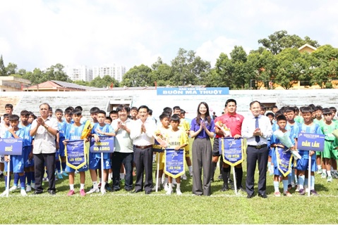 Ban Tổ chức và Đại biểu trao cờ lưu niệm cho các đội bóng U13