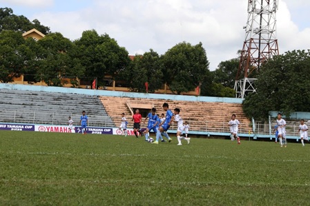 Trận đấu giữa U13 Đắk Lắk (áo xanh) và U13 T&T VSH (áo trắng).