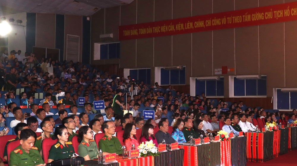 Các đại biểu tham dự Lễ khai mạc.