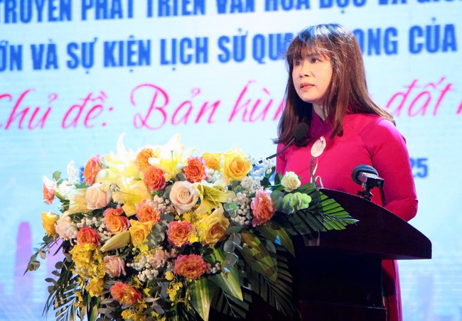 Cục trưởng Cục Văn hóa cơ sở, Gia đình và Thư viện Ninh Thị Thu Hương phát biểu khai mạc Liên hoan