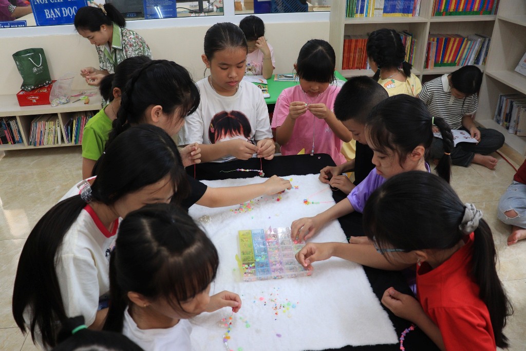 Các em làm đồ thủ công rèn luyện sự tự tin, khéo léo và tinh thần làm việc nhóm.