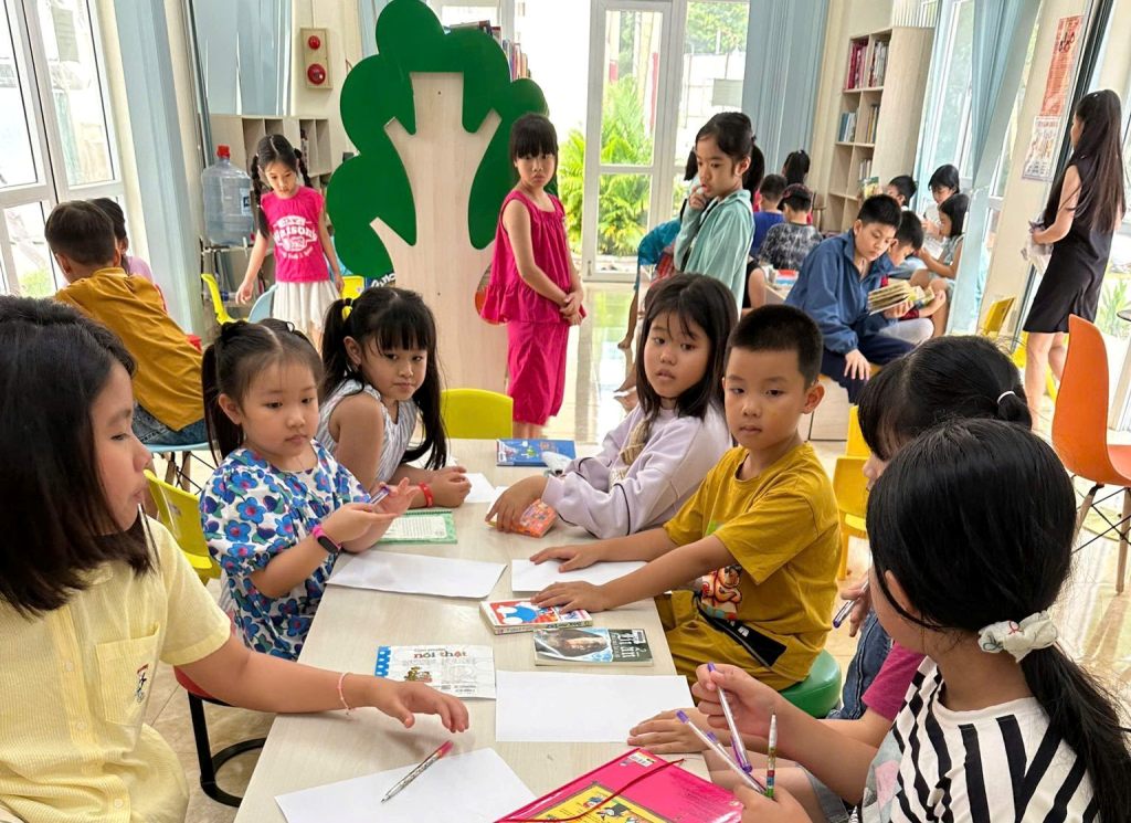 Học sinh đọc sách tại Phòng đọc của Thư viện tỉnh.