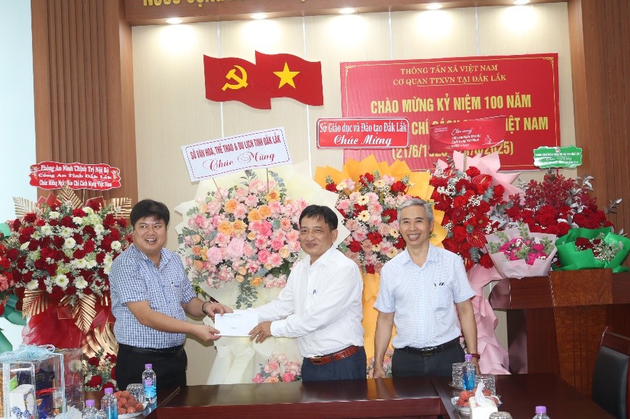 Thăm tặng quà Thông tấn xã Việt Nam - Cơ quan thường trú trọng điểm tại Đắk Lắk