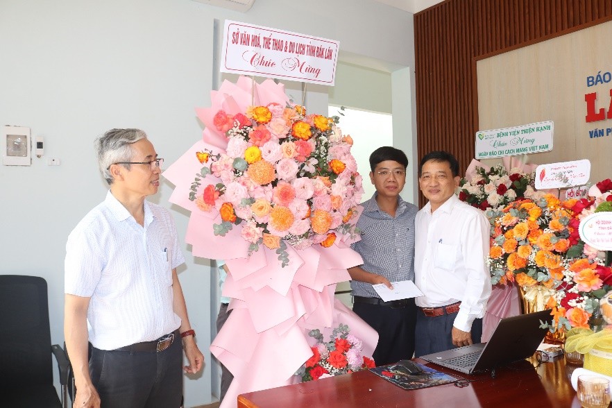 Thăm, tặng quà Văn phòng đại diện Báo Lao động tại Đắk Lắk