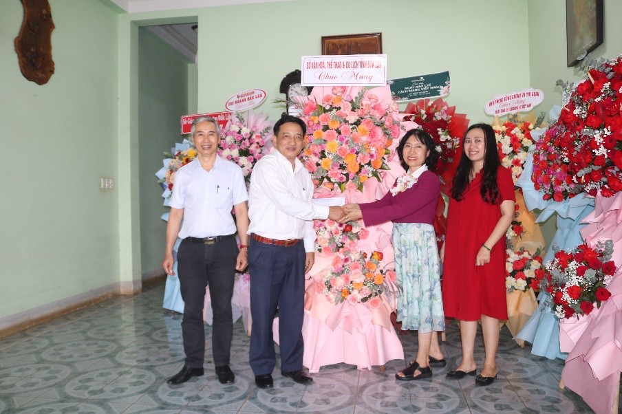 Thăm, tặng quà Văn phòng đại diện Báo Tiền Phong khu vực Tây Nguyên