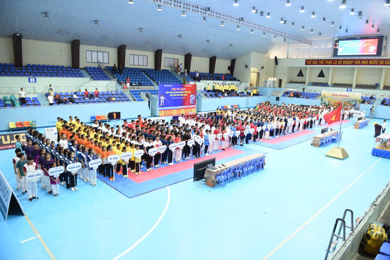 Các đoàn thực hiện nghi lễ Chào cờ