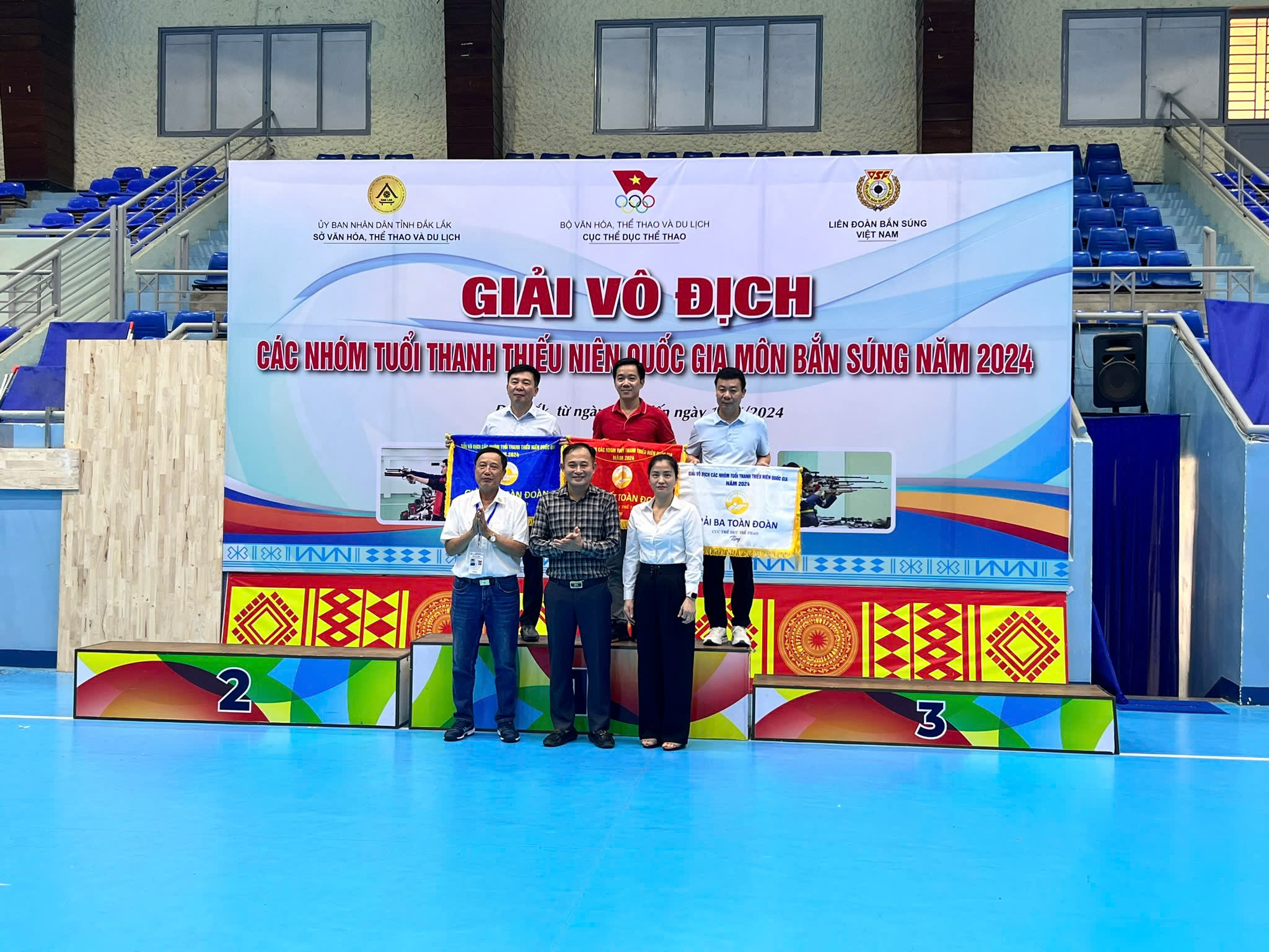 Ban Tổ chức trao giải toàn đoàn giải Bắn súng vô địch  các nhóm tuổi Thanh thiếu niên quốc gia năm 2024