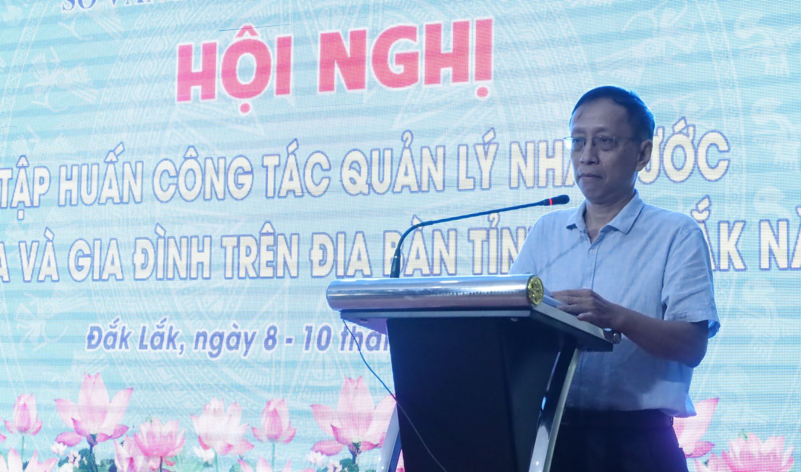 Tiến sĩ Hoàng Minh Thái – Nguyên Vụ trưởng Vụ Pháp chế, Bộ Văn hóa, Thể thao và Du lịch truyền đạt nội dung chuyên đề tại hội nghị.
