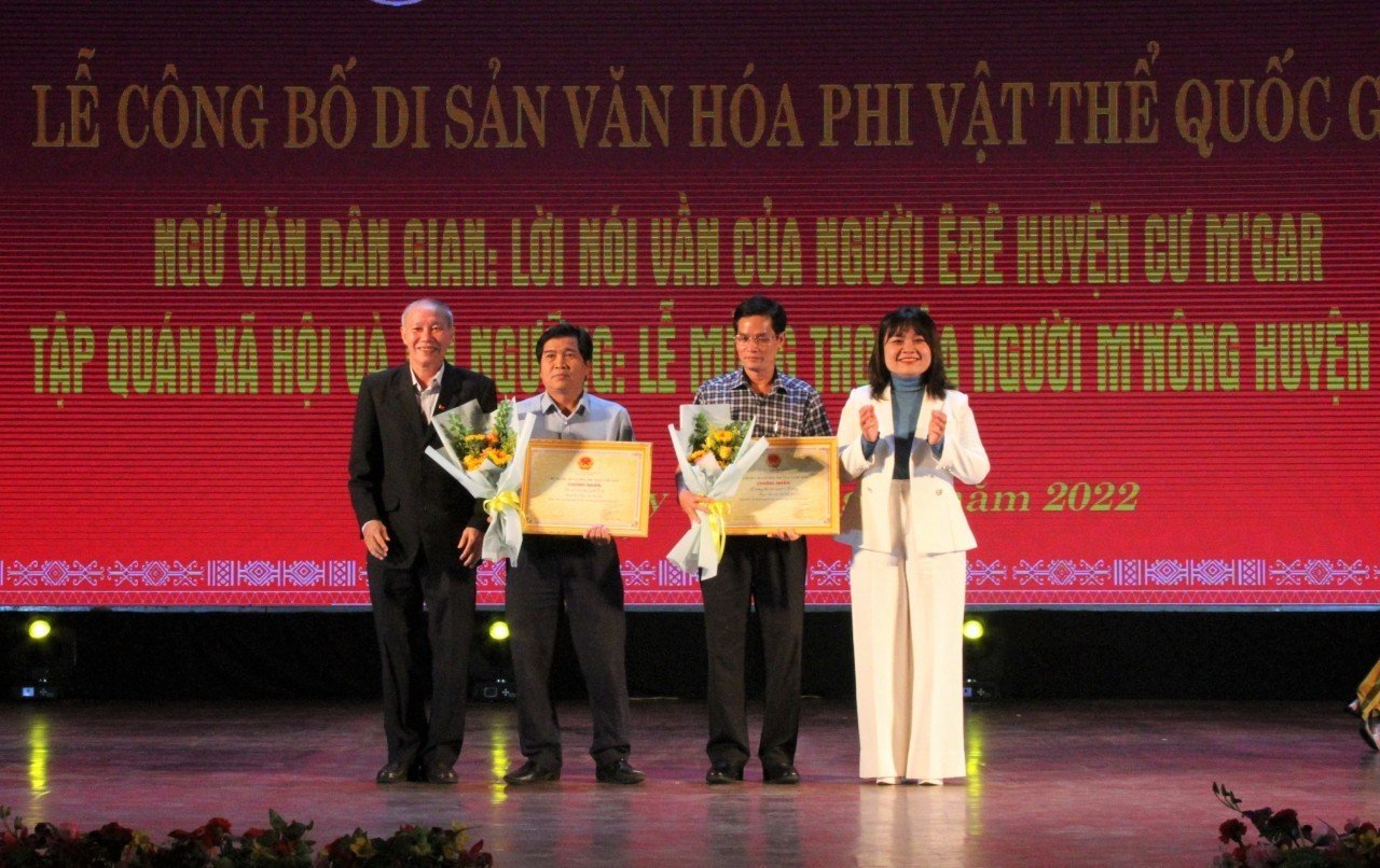 Bà H Yim K’Đoh, Phó Chủ tịch UBND tỉnh và Ông Thái Hồng Hà, Giám đốc Sở VHTTDL, trao bằng công nhận di sản văn hóa phi vật thể cấp quốc gia của Bộ Văn hóa, Thể thao và Du lịch, cho 02 huyện Cư M’Gar và huyện Lắk