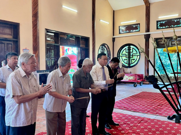 Dâng hương tưởng niệm danh nhân Lương Văn Chánh