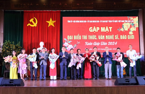 Gặp mặt đại biểu trí thức, văn nghệ sĩ, báo giới Xuân Giáp Thìn 2024