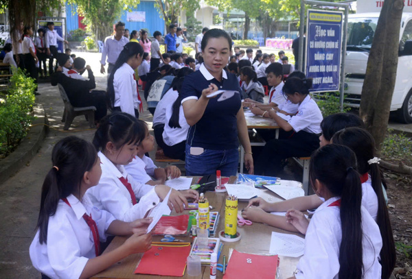 Thư viện lưu động “Ánh sáng tri thức” đưa văn hóa đọc đến với học sinh vùng biên