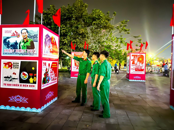 Tổ chức Triển lãm tranh cổ động tấm lớn thực hiện nếp sống văn minh trong tháng 11 năm 2024