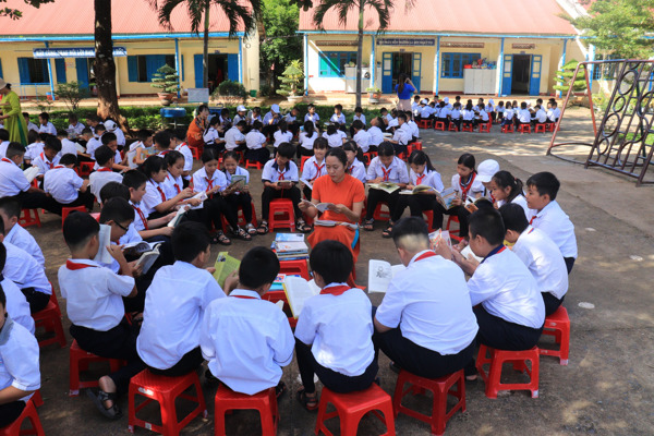 Chương trình “Thư viện lưu động - Ánh sáng tri thức” tại huyện Buôn Đôn 