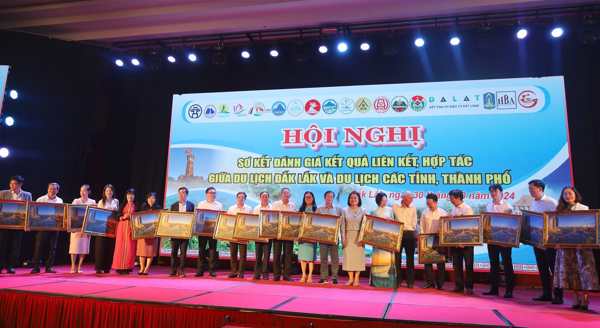 Sở Văn hóa, Thể thao và Du lịch tỉnh Đắk Lắk tổ chức Hội nghị sơ kết đánh giá kết quả liên kết, hợp tác phát triển du lịch và khảo sát sản phẩm, dịch vụ du lịch tại tỉnh Đắk Lắk