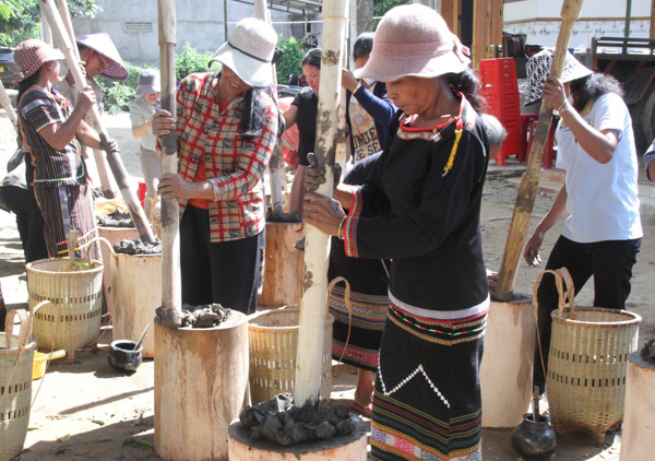 Đất sét "nở hoa" ở làng gốm cổ Tây Nguyên