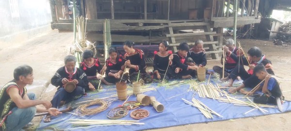 Khai giảng Lớp truyền dạy nghề thủ công truyền thống Đan lát của người Mnông tại xã Yang Tao, huyện Lắk 