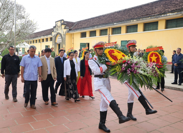 Tổ chức Lễ dâng hương, dâng hoa tại Di tích quốc gia đặc biệt Nhà đày Buôn Ma Thuột 