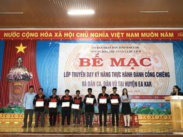 Bế mạc Lớp truyền dạy kỹ năng thực hành đánh chiêng và dân ca, dân vũ tại huyện Ea Kar