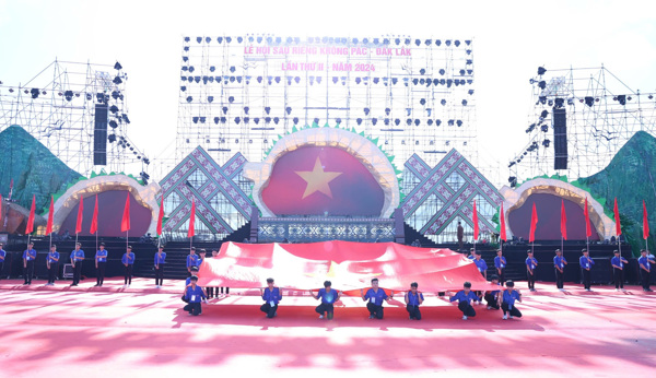 Lễ chào cờ, đồng diễn áo dài, trang phục các dân tộc tại Lễ hội Sầu riêng Krông Pắc lần thứ II năm 2024