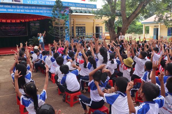 Thư viện tỉnh Đắk Lắk phối hợp các đơn vị tổ chức Chương trình giao lưu và tặng quà tại Trường tiểu học Buôn Puăn với chủ đề “Kết nối yêu thương”