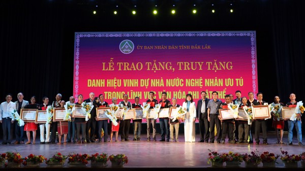 Công bố di sản văn hóa phi vật thể quốc gia và trao tặng, truy tặng danh hiệu nghệ nhân ưu tú 